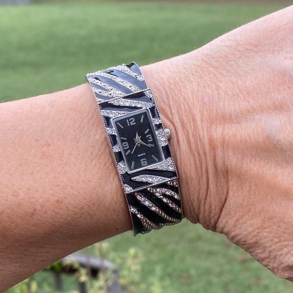 Zebra striped fashion cuff watch Black enamel with marcasite japan movement - Picture 5 of 13